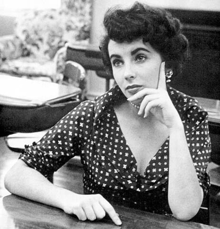 на диво чуттєво-інтелектуальне обличчя  